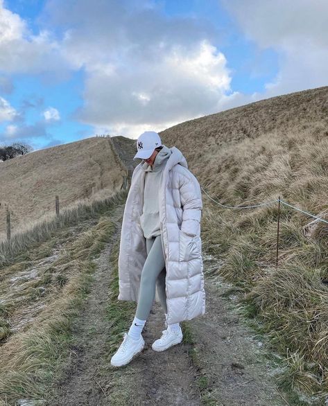 chloë on Instagram: “oct 1st 🍂” Long Puffer Coat Outfit, Long Puffer Jacket Outfit, Puffer Coat Outfit, Puffer Jacket Outfit, Long Puffer Jacket, Winter Fashion Outfits Casual, Long Puffer Coat, Snow Outfit, Moda Paris