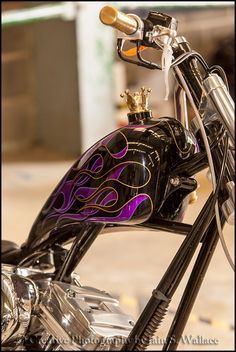 https://flic.kr/p/xdBJz5 | Flames and crown | Great flamejob and crown gas cap on this custom tank. FH-DCE Super Rally, Lincoln 2015. Gas Tank Paint, Chopper Tank, Custom Motorcycle Paint Jobs, Motorcycle Paint, Bike Tank, Kustom Paint, Custom Paint Motorcycle, Pinstripe Art, Motorcycle Paint Jobs