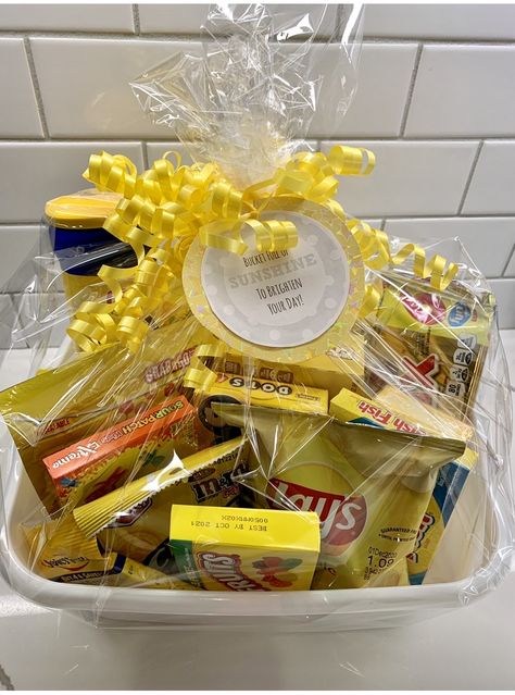 Color Party Basket Ideas Brown, Color Party Basket Ideas, Yellow Gift Basket Ideas, Yellow Gift Basket, School Auction Baskets, Themed Basket Ideas, Yellow Gifts Basket, Sunshine Basket, Basket Raffle Ideas