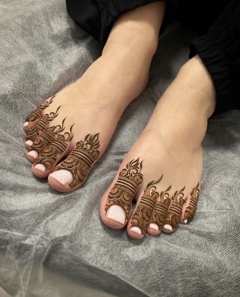 Leg Mehendi Design Simple, Feet Mehndi Designs Simple, Mehndi Designs Leg, Feet Mehndi Designs, Feet Mehendi, Leg Mehendi, Leg Mehendi Design, Feet Henna, Feet Mehndi