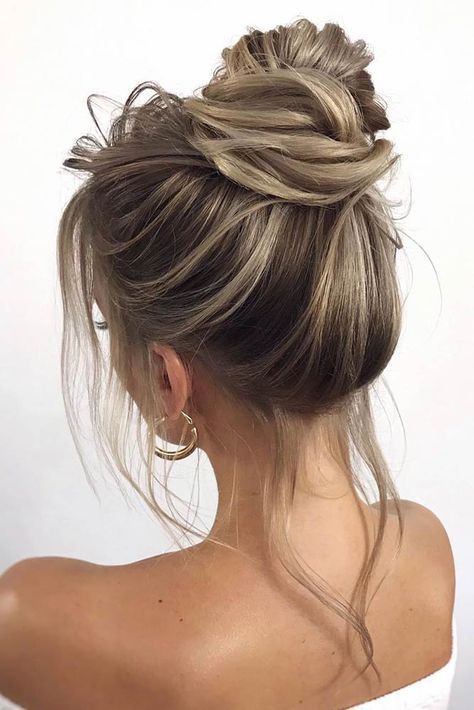 Are you here for quick and easy hairstyles to do on yourself? We put together the best hairstyles that are both simple and cute that you’ll surely want to recreate, including a short curly updo, a long half up bun with braids and many others. #glaminati #easyhairstyles #highbun #stylishhairstyles Short Curly Updo, High Bun Hairstyles, Hair Mistakes, Easy Hairstyles For School, Curly Updo, Updo Styles, Hair Tutorials Easy, 90s Hairstyles, Fringe Hairstyles