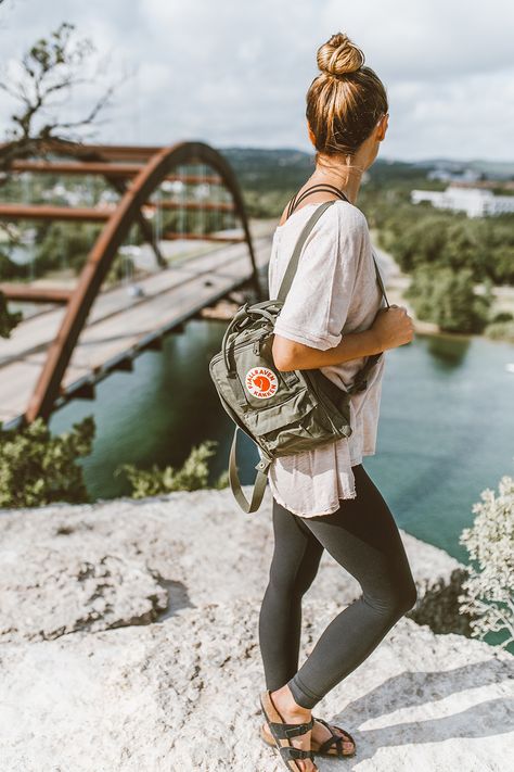 Fjallraven Kanken Mini Backpack. Birkenstocks. Hiking | LivvyLand - Weekend Hike: 360 Overlook Fjallraven Backpack Outfit, Fjallraven Kanken Mini Outfit, Fjallraven Mini Backpack, Kanken Outfit Style, Fjallraven Outfit, Kanken Mini Outfit, Kanken Mini Aesthetic, Fjallraven Kanken Backpack Outfit, Kanken Sling Bag Outfit