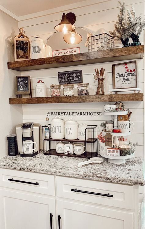 Kaffe Station, Kaffe Bar, Coffee Bar Ideas Kitchen Counter, Balcon Mic, Coffee Bar Station, Farmhouse Coffee Bar, Diy Coffee Bar, Coffee Bar Design, Coffee Bars In Kitchen