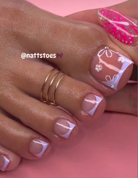 Nails Ideas Feets, Designs For Pedicures Toenails, Pedi Gel Ideas, Gel Toe Nails Ideas Summer, Nails For Feet Ideas, New Pedicure Ideas, French Tip Toes With Design On Big Toe, Aesthetic Pedicure Ideas, Toenail Inspo Summer