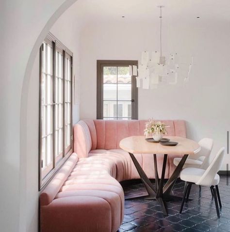 decorist on Instagram: “Pretty in pink 💗// @siolstudios” Low Banquette Seating, Coin Banquette, Modern Breakfast Nook, Minimalism Living, Banquette Design, Colonial Style Homes, Banquette Seating, Couch Table, Dining Nook