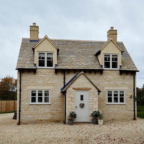 New built country bungalow Ivy Garden, Scandinavian Exterior Design, Cottage House Exterior, Cottage Extension, Kerb Appeal, Cottage Shabby Chic, House Design Exterior, Casa Country, Cottage Exterior