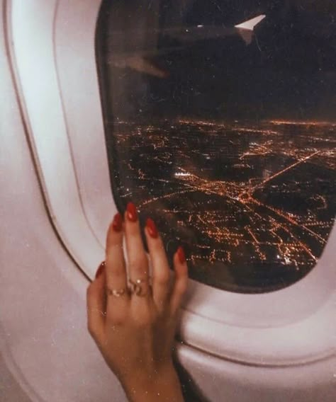 #view #wanderlust #city #light #nails #night #airplane #luxury #travel #photography  https://weheartit.com/entry/327200476 Boujee Aesthetic, Airplane Window, Rich Girl Lifestyle, Classy Aesthetic, Luxury Aesthetic, Foto Vintage, Future Lifestyle, Trik Fotografi, Dream Lifestyle