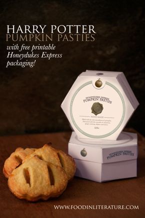 Harry Potter Pumpkin Pasties recipe with free printable Hogwarts Express packaging. Super easy recipe to make, and the packaging turns it into a wonderful party favour! Food In Literature, Pumpkin Pastries, Diy Wands, Small Pies, Movie Recipes, Hat Games, Harry Potter Pumpkin, Chocolate Frogs, Pumpkin Pasties