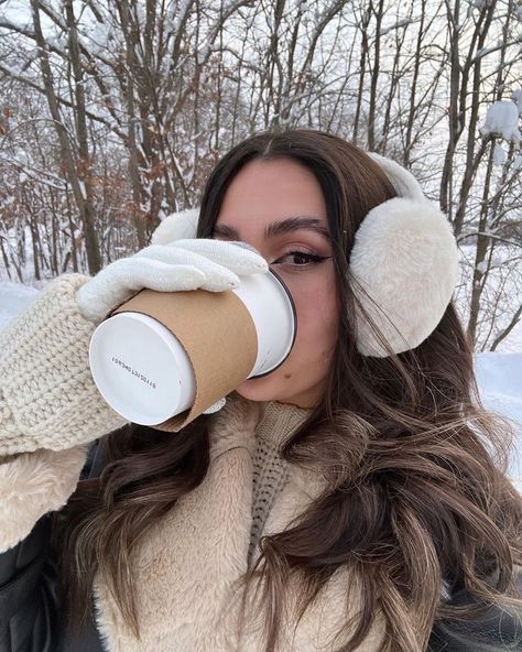 Earmuffs Outfit, Gloves Outfit, Photos Bff, Winter Princess, Shotting Photo, Winter Photoshoot, Winter Inspo, Snow Fashion, Ear Muffs