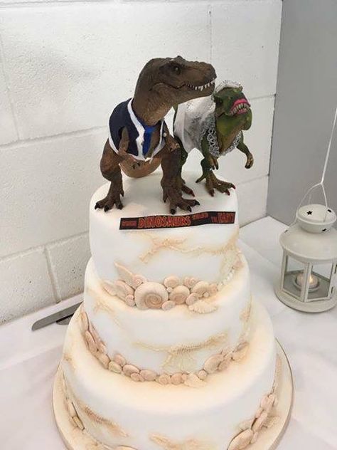 Jurassic Park cake Fossil Cake, Jurassic Movies, Dinosaur Wedding, Funny Wedding Pictures, Indominus Rex, Jurrasic Park, Clown Illustration, Jurassic World Dinosaurs, Crazy Stuff