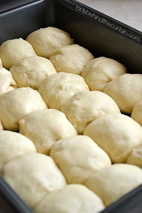 Refrigerator Rolls, Bread Rolls Recipe, Yummy Dishes, Homemade Rolls, Biscuit Bread, Baked Dinner, Homemade Dinner Rolls, Biscuit Rolls, Yeast Rolls