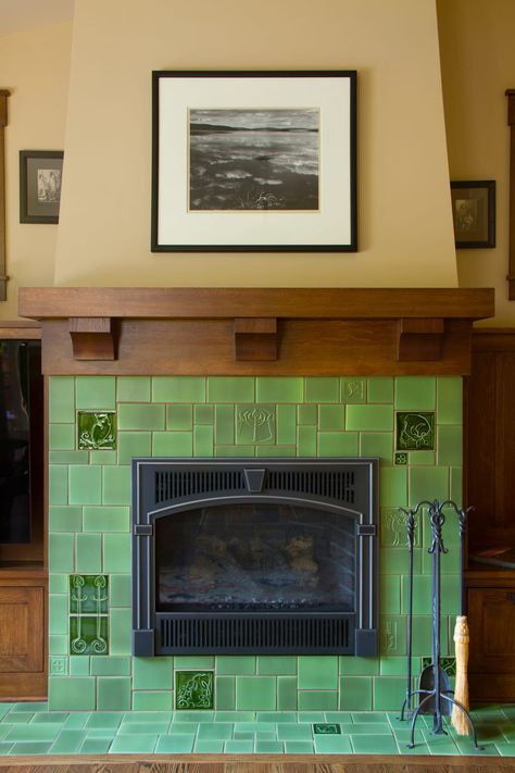 Craftsman Tile Makers - Design for the Arts & Crafts House | Arts & Crafts Homes Online Arts And Crafts Mantle, Arts And Crafts Fireplace Ideas, Craftsman Tile Fireplace, Arts And Crafts Fireplace Surround, Craftsman Mantle, Craftsman Fireplaces, Bungalow Fireplace, Arts And Crafts Living Room, Craftsman Style Fireplace