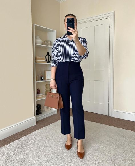 Semi Formal Outfits For Women Classy Chic, Blue Slacks Outfit Women, Navy Pants Outfit Work, Navy Pants Outfit, Semi Formal Outfits For Women, Business Capsule Wardrobe, Slacks Outfit, Pants Outfit Work, Semi Formal Outfits