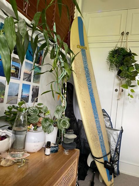 Surfy Bedrooms, Surfboard In Room, Surf Themed Bedroom, Hawaii Dorm Room, Surf Bedroom Ideas, Surfer Girl Room Aesthetic, Surf Aesthetic Bedroom, Beach Bedroom Aesthetic, Surfer Girl Style Bedroom