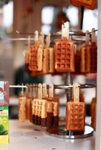 Waffles on a Stick Design Cibo, Dessert Mini, Kreative Snacks, Waffle Bar, Halloween Fest, Kiosk Design, Food Stations, Munnar, Läcker Mat