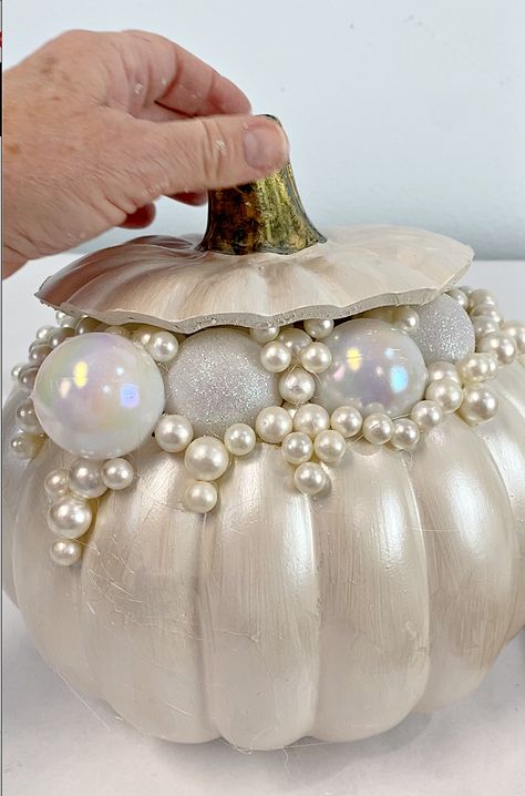 Pearl Pumpkin, Florida Halloween, Pumpkin Inspo, Pumpkin Bouquet, Craft Pumpkins, Fall Pumpkin Crafts, Cinderella Pumpkin, Decoration Shabby, Pumpkin Carriage