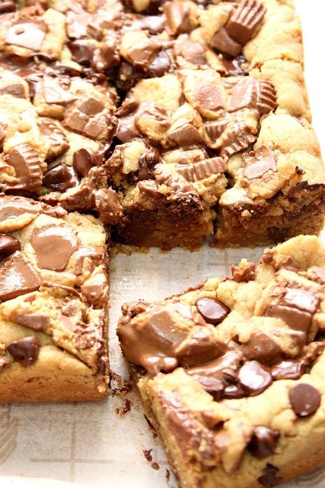 Reese's Bars, Reeses Desserts, Reeses Cookies, Peanut Butter Cookie Bars, Peanut Butter Cup Cookies, Sandwich Bar, Reeses Cups, Easy Treat, Peanut Butter Desserts