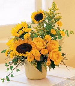 Spring Flower Arrangements Centerpieces, Sunflower Centerpieces, Sunflowers And Roses, Sunflower Arrangements, Spring Flower Arrangements, Church Flowers, Fresh Flowers Arrangements, Spring Beauty, Beautiful Flower Arrangements