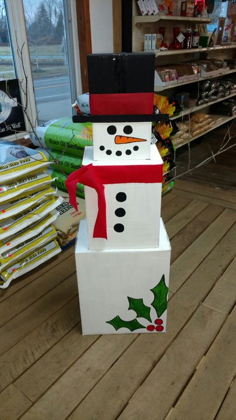 Christmas - cardboard box snowman Creative Snowman, Box Snowman, Christmas Cardboard, Snowman Christmas Decor, Diy Decorating Ideas, Decorating Ideas For Christmas, Snowman Christmas Decorations, Christmas Concert, Christmas Decorating Ideas