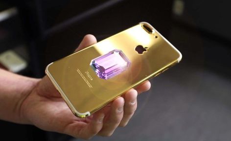 Falcon Supernova iPhone 6 Pink Diamond costs USD 48.5 million. The device is made up of 24-carat gold and is studded with a huge Pink Diamond on the back. #phonecase #phonecasesaesthetic #phonecase #case #phone #iphone #decor #accessories #beauty #Progadget #sexy #theprolifestyle #Expensive #price Iphone 6 Pink, Expensive Phone, Luxor Las Vegas, Nita Ambani, Gold Apple, Iphone 2, Iphone 3, Apple Logo, I Phone