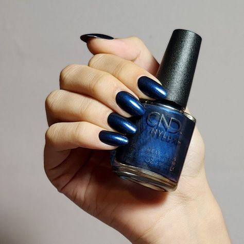 A slick, inky black-blue that casts a dark blue sheen. CND® unveils its newest color collection, inspired by holiday glamour and the enchanting essence of nature: Magical Botany. As we embark on this cherished season, it presents us with an opportunity to reflect on the year behind us and look optimistically to the next. Surrounded by technology and immersed in virtual realms, individuals are drawn to the power of nature like never before and CND's new collection perfectly encapsulates this rene Cnd Solar Oil, Dark Blue Nail Polish, Cnd Shellac Colors, Reflect On The Year, Long Wear Nail Polish, Shellac Colors, Dark Blue Nails, Nail Salon And Spa, Cnd Vinylux