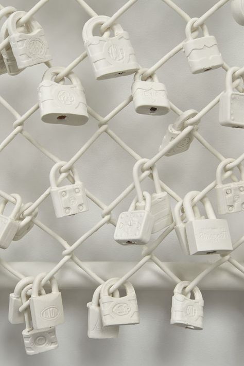 Exhibition | Jeremy Hatch’s Porcelain Chain Link Fence at Jane Hartsook Gallery Ceramic Art Design, Chain Link Fence, Love Token, Ceramics Ideas Pottery, Contemporary Ceramics, Modern Ceramics, Store Decor, Art Toy, Art Object