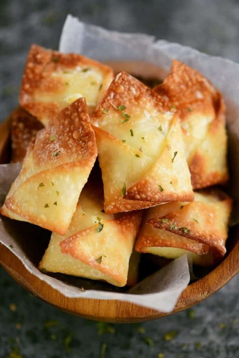 Garlic Cream Cheese Wontons, Air Fry Cream Cheese Wontons, Air Fryer Wontons Cream Cheeses, Air Fryer Appetizers Recipes, Cream Cheese Wonton Recipes Air Fryer, Air Fryer Treats Easy, Airfryer Side Dishes, Appetizers With Wonton Wrappers, Air Fryer Cream Cheese Wontons