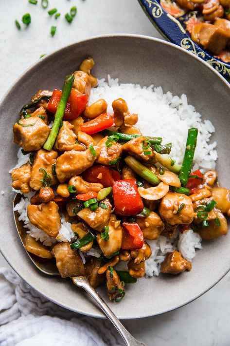 You may think you love cashew chicken, but you have no idea how delicious it can truly be until you’ve made this Chinese takeout favorite at home! Chicken With Cashews, Crispy Cashew Chicken, Chicken With Cashew Nuts Chinese, Chicken Cashew, Healthy Chinese Food, Home Made Meals, Cashew Chicken Sauce, Easy Cashew Chicken Recipe, Thai Cashew Chicken