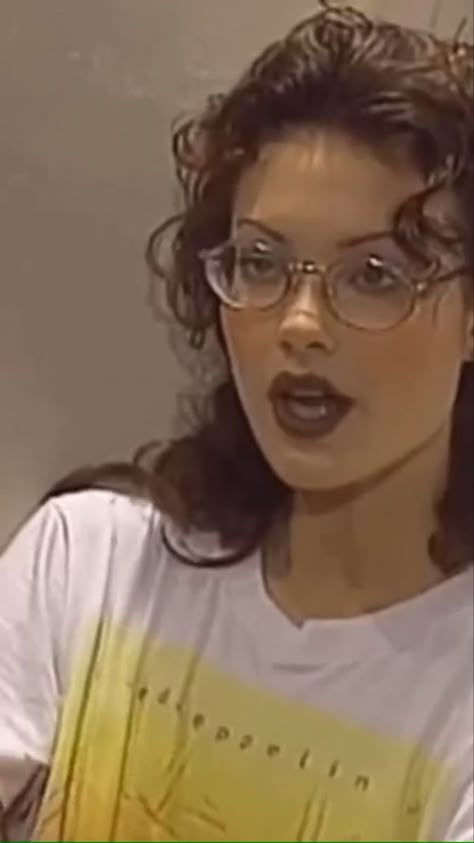 90s Eyeglasses, Woman With Glasses, Glasses Inspiration, The Embrace, Funny Face, Great Hair, Pretty Face, Maquillaje De Ojos, Makeup Inspiration