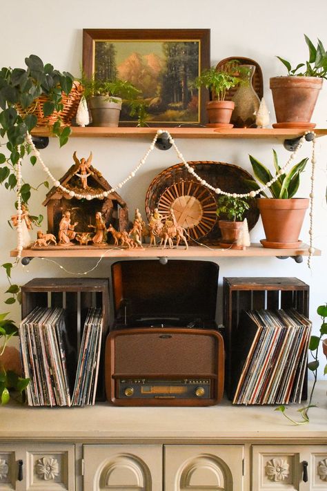 Fall Decor Eclectic, Vintage Boho Eclectic Decor, Thrifted Eclectic Decor, Boho Vintage Room Decor, Vintage Boho Christmas Decor, Christmas Decor With Plants, Vintage Boho Interior, Boho Vintage Christmas, Vintage Boho House