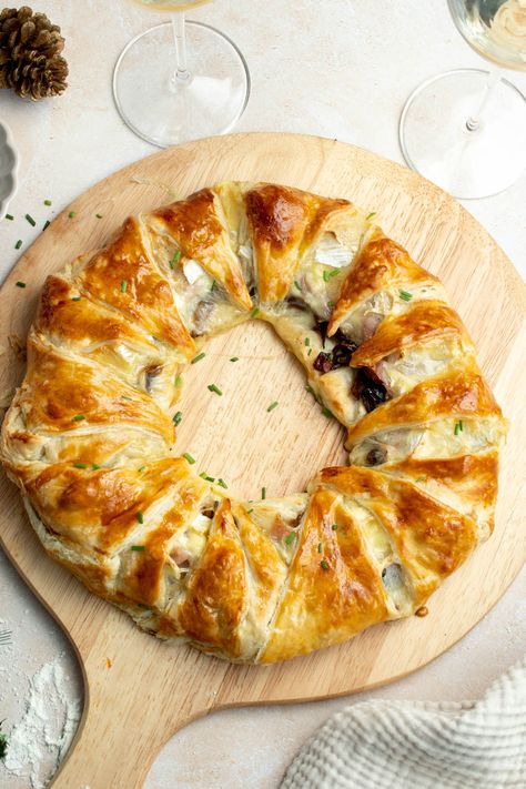 Bacon Brie crescent wreath (easy appetizer for holiday) - Marie Food Tips Pear Bacon And Brie Wreath, Brie Pillsbury Crescent Rolls, Baked Brie Christmas Wreath, Croissant Wreath Recipe, Wreath Shaped Appetizers, Baked Brie With Jam Crescent Rolls, Bacon Brie Crescent Wreath, Brie Wreath Appetizer, Wreath Appetizer Ideas