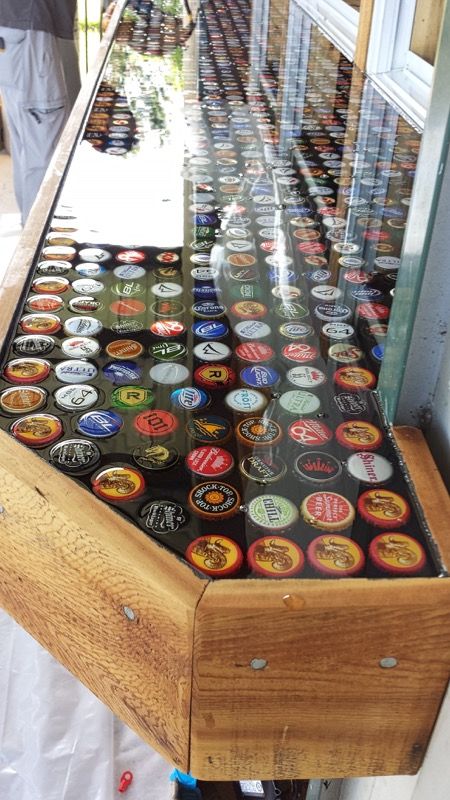 Bottle Cap Table Top, Bar Top Epoxy, Bar En Plein Air, Bottle Cap Table, Bar Deco, Diy Outdoor Bar, Bar Shed, Bar Exterior, Outside Bars