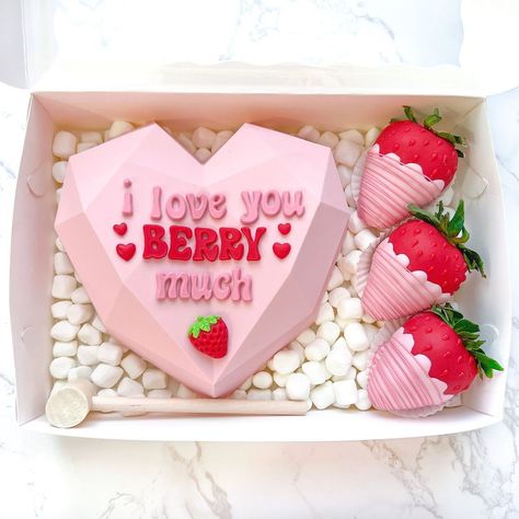 I love you BERRY much 🍓 • • • • Inspo: @esasfresitas & @strawber.ris ♥️ • •#newyearsstrawberries #valentinescookies #valentinesdaycookies… Valentine Chocolate Covered Strawberries, Chocolate Covered Desserts, Valentine Strawberries, Breakable Heart, Chocolate Covered Strawberry Recipe, Chocolate Covered Strawberries Bouquet, Strawberry Gifts, Chocolate Covered Fruit, Dessert Gifts