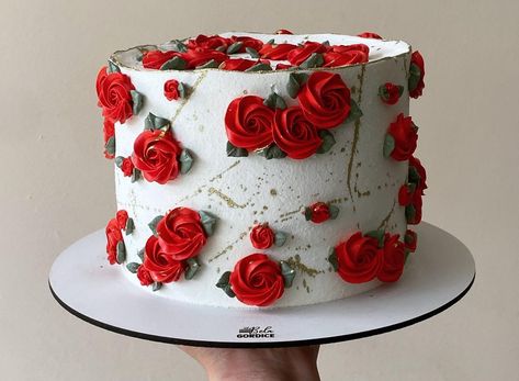 Red Roses Birthday Cake, Red And White Cake Ideas, Red Cake Ideas Birthdays, Red Rose Cake Design, Red Cake Designs Birthday, Red And White Cake, Red Rose Cake, Rose Cake Design, Red Birthday Cakes