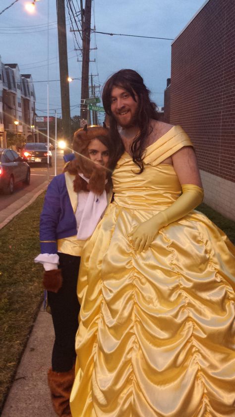 52 couples Halloween costumes so good they might save your relationship. Costume Halloween Duo, Disney Couple Costumes, Partner Halloween Costumes, Cute Couples Costumes, Halloweenský Makeup, Unique Couple Halloween Costumes, Halloween Duos, Funny Couple Halloween Costumes, Kostuum Halloween