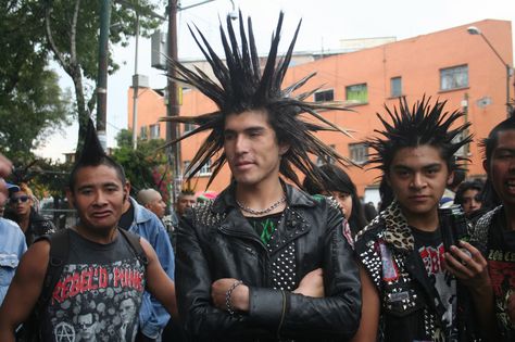 punks mexicanos Poc Goth, Alternative Subcultures, Mexican Fashion, Black Punks, Girl Interrupted, Mexico City Mexico, Punk Aesthetic, Aesthetic People, Punk Bands