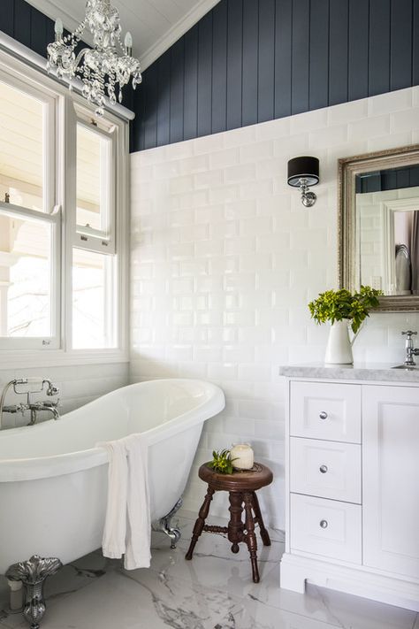 Farmhouse Bathroom with Freestanding Tub Rustic Farmhouse Bathroom Ideas, Bathroom Tubs, Styl Hampton, Rustic Farmhouse Bathroom, Bathroom Farmhouse Style, Tiles Bathroom, Bathroom Paint Colors, Country Bathroom, Wall Bathroom