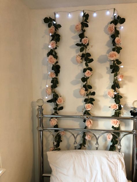 Aesthetic bedroom roses Rose Theme Bedroom, Rose Themed Bedroom, Rose Bedroom Ideas, Rose Bedroom, Rosé Theme, Dragonfly Tattoo, Flower Decor, Room Inspiration Bedroom, Bedroom Aesthetic