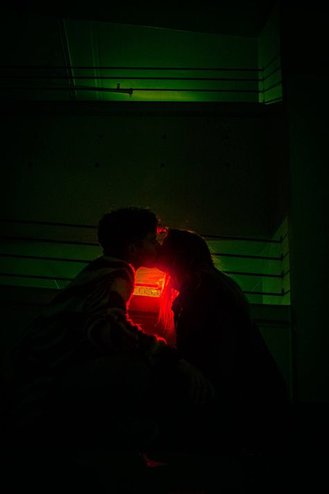 Dark Theme Couple Photoshoot, Neon Couple Photography, Night Couples Photography, Couple Light Photography, Couple Night Photoshoot Poses, Break Up Photoshoot Poses, Night Photography Couple, Couple Photoshoot Street, Street Couple Aesthetic