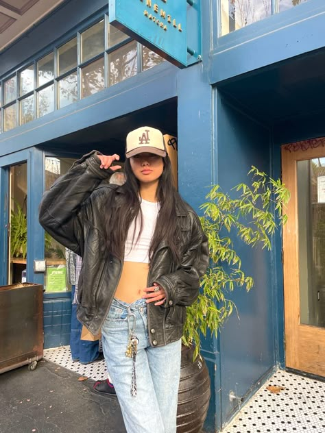 Leather jacket, trucker hat, outfit inspo Leather Jacket Baseball Cap Outfit, Trucker Outfits Women, Trucker Hat Womens Outfit, Trucker Hat Outfit Winter, Train Hat Outfit, Snapback Hat Outfit For Women, Snap Back Hats Outfit Women, Boyfriend Style Outfits, Outfits With Trucker Hats