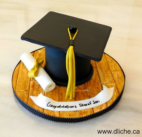 grad hat | 075 (5) | D Liche Cupcakes | Flickr Graduation Hat Cake, Cupcakes Birthday, Grad Hat, Hat Cake, Graduation Hat, Cake Decorating Designs, Graduation Cake, Themed Cupcakes, Graduation Cakes