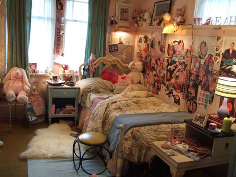 Movie Bedroom, Aesthetic Girly, Pink Forest, Liv Tyler, Teenage Bedroom, Pretty Room, Dreamy Room, Visual Journal, Dream Room Inspiration