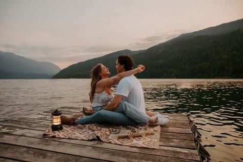 Lake View Couple Shoot, Couples Lake Photoshoot Outfits, Romantic Lake Photoshoot, Couple Photoshoot Ideas Summer, Couple Lake Aesthetic, Lake Photoshoot Engagement, Couples Photoshoot River, Fall Lake Pictures, Couple Poses Lake