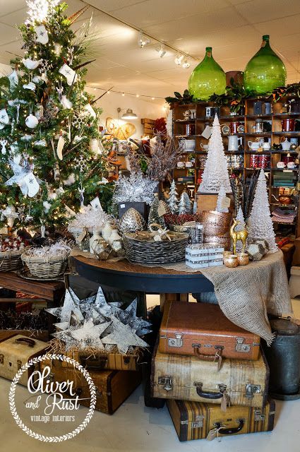 Christmas Store Displays, Christmas Shop Displays, Gift Shop Displays, Merchandising Retail, Christmas Booth, Antique Booth Ideas, Vintage Woodland, Christmas Displays, Christmas Window Display