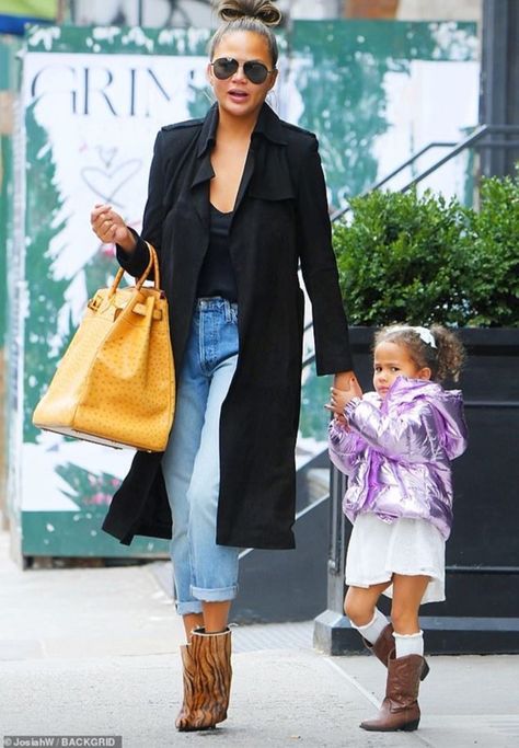 Chrissy Teigen Style, La Street Style, Chrissy Teigen, Trench Jacket, John Legend, Celebrity Street Style, Celebrity Dresses, Moda Casual, Autumn Winter Fashion