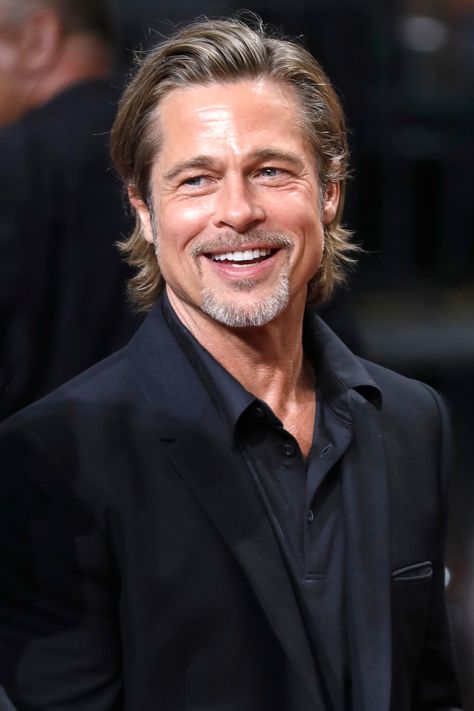 Brad Pitt Medium Hair, Brad Pitt Today, Brad Pitt Laughing, Old Brad Pitt, Brad Pitt Selfie, Old Actors Men, Brad Pitt Smile, Brad Pitt Old, Brad Pitt Buzzcut