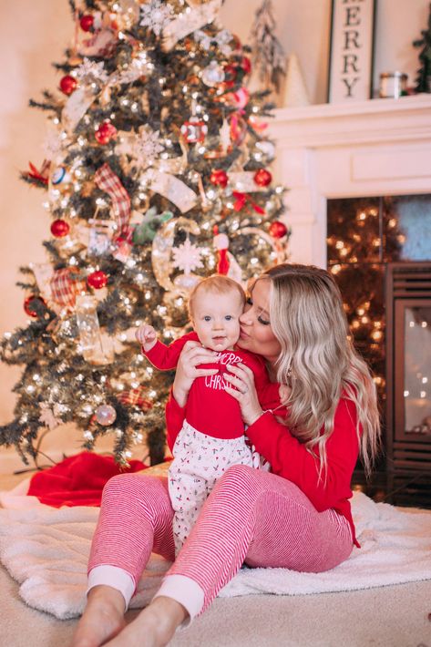 Christmas Tree Family Photos Indoor Pajamas, Christmas Pj Photoshoot At Home, Christmas Tree Pajama Pictures, Family Christmas Morning Pictures, Christmas Card Pajamas, Matching Pjs Christmas Photos, Christmas Picture Ideas At Home, Mom And Baby Christmas Photoshoot, Christmas Morning Photos