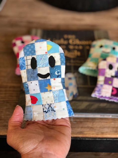 Patchwork ghost hand puppet tutorial - The Crafty Quilter Ghost Template, Puppet Tutorial, Fall Sewing Projects, Halloween Sewing, Fall Sewing, Cute Sewing Projects, Freezer Paper, Halloween Quilts, Hand Puppet