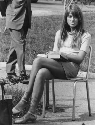 Francoise hardy Francoise Hardy Style, Cool Attitude, People Reading, French Songs, Charlotte Rampling, Francoise Hardy, Charlotte Gainsbourg, Moda Retro, Ageless Style