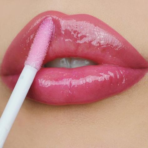 Pink Lip Aesthetic, Lip Gloss Pink, Gloss Lips, Lips Inspiration, Blonde Makeup, Nice Lips, Shiny Lips, Makeup Room Decor, Healthy Lifestyle Quotes